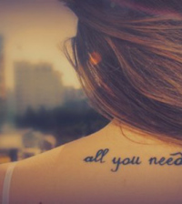 frase all you need is love para tatuar
