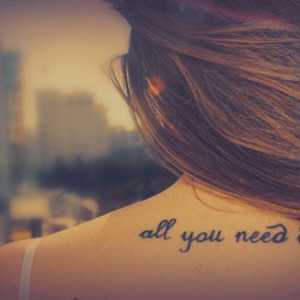 frase all you need is love para tatuar