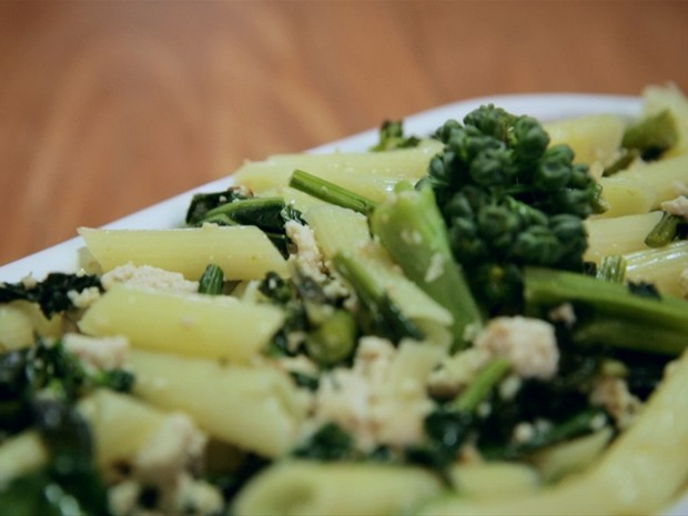 Macarrão integral com brocólis