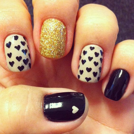 unhas decoradas douradas com pretas