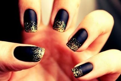 unhas decoradas douradas com pretas