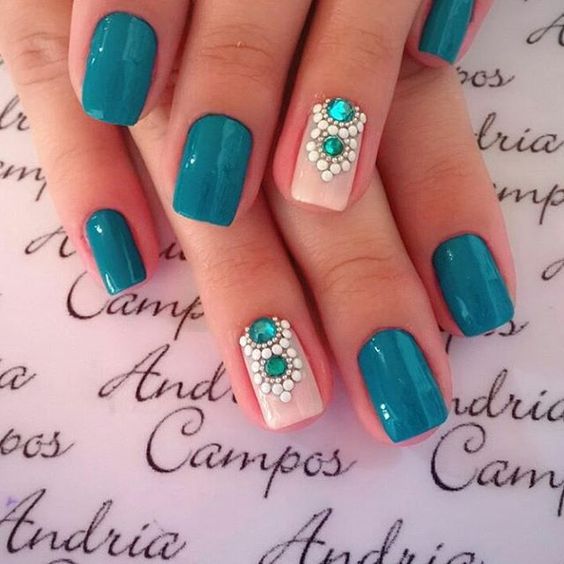 unhas decoradas azul com pedras