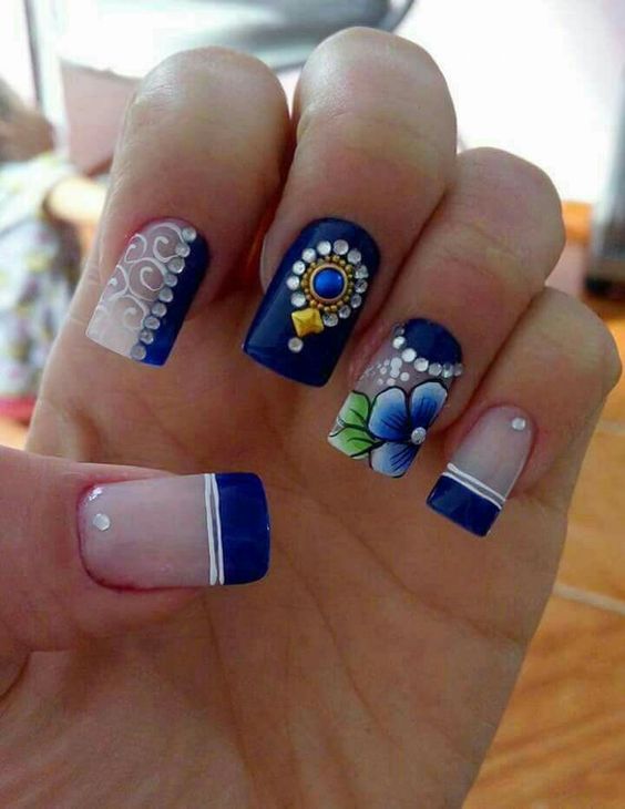 unhas decoradas com flores