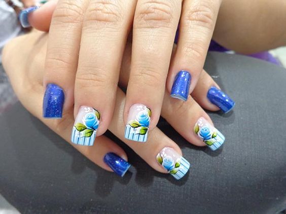 unhas decoradas com flores azuis