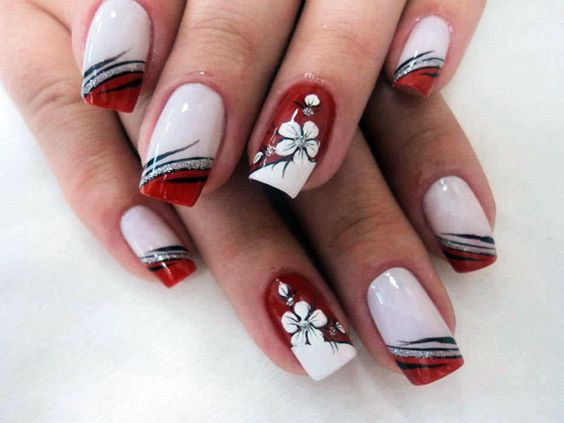 unhas decoradas com flores coloridas