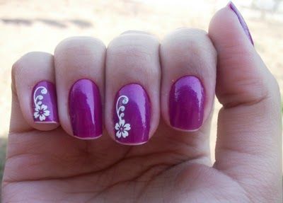 unhas decoradas com flores lilás