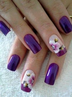 unhas decoradas com flores violeta