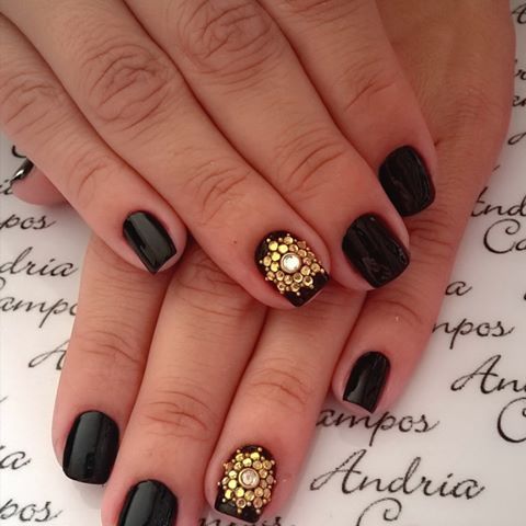 Unhas pretas decorada com Pedra