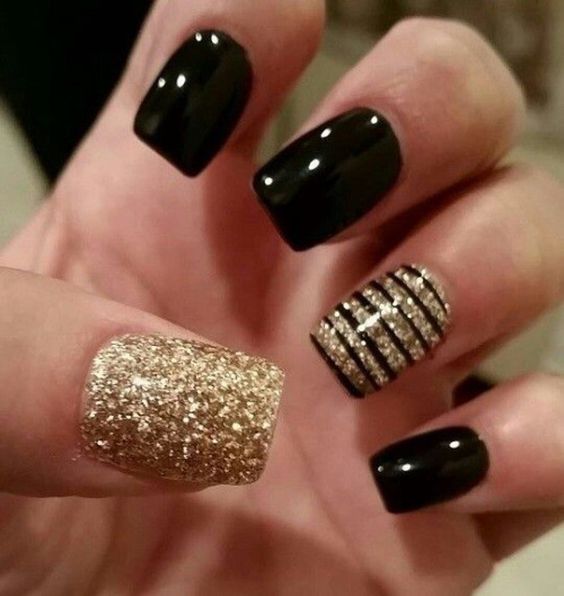 unhas decoradas pretas com dourado