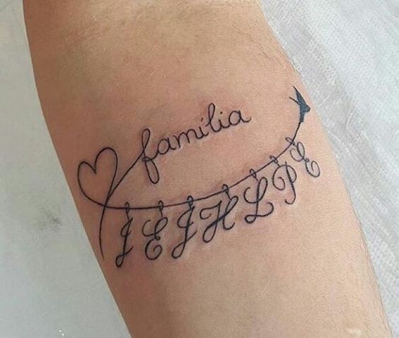 Modelo de tatuagem escrita feminina